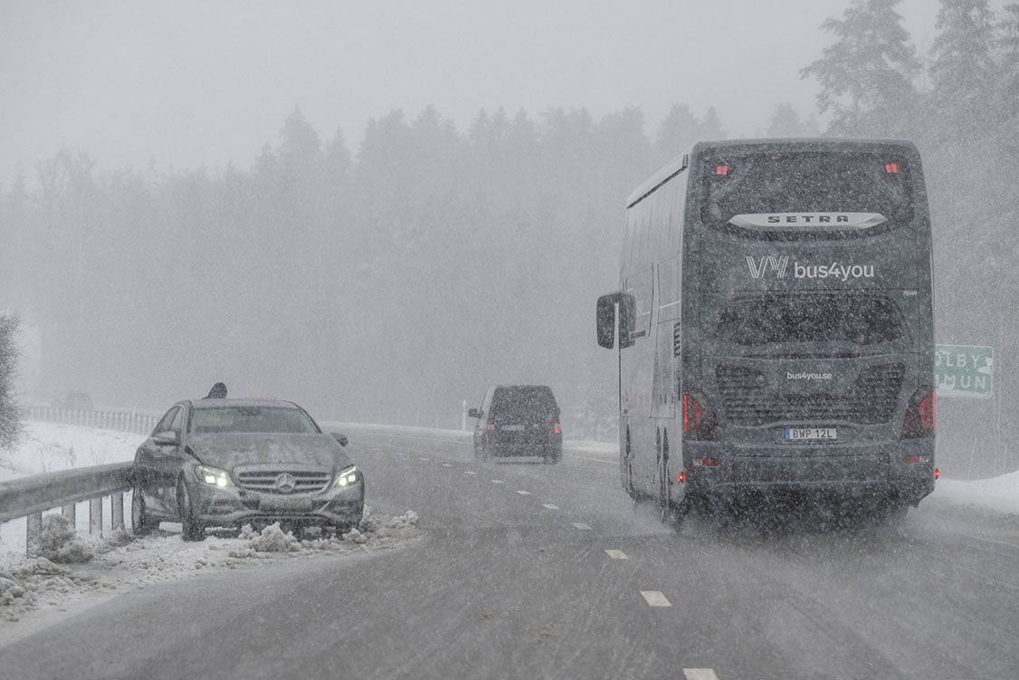 Tio timmar i snöstorm på E4