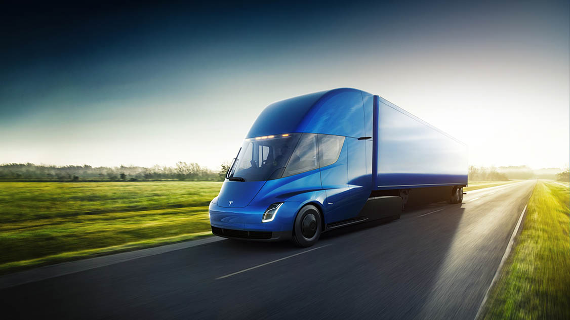 Tio år sedan Tesla Semi visades men nu hotas världen av krigshetsande gubbar